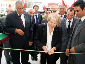 Karima Afifi coupant le ruban en présentheatre ce du ministre de la culture et du gouverneur d'El Jadida (2)